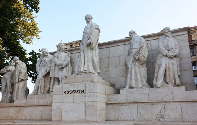 EMPREINTES D'HISTOIRE. Quel avocat du XIXe, luttant pour l'indépendance de son pays, et quel juge du XXIe, luttant pour l'indépendance de la justice, ont été châtiés ?